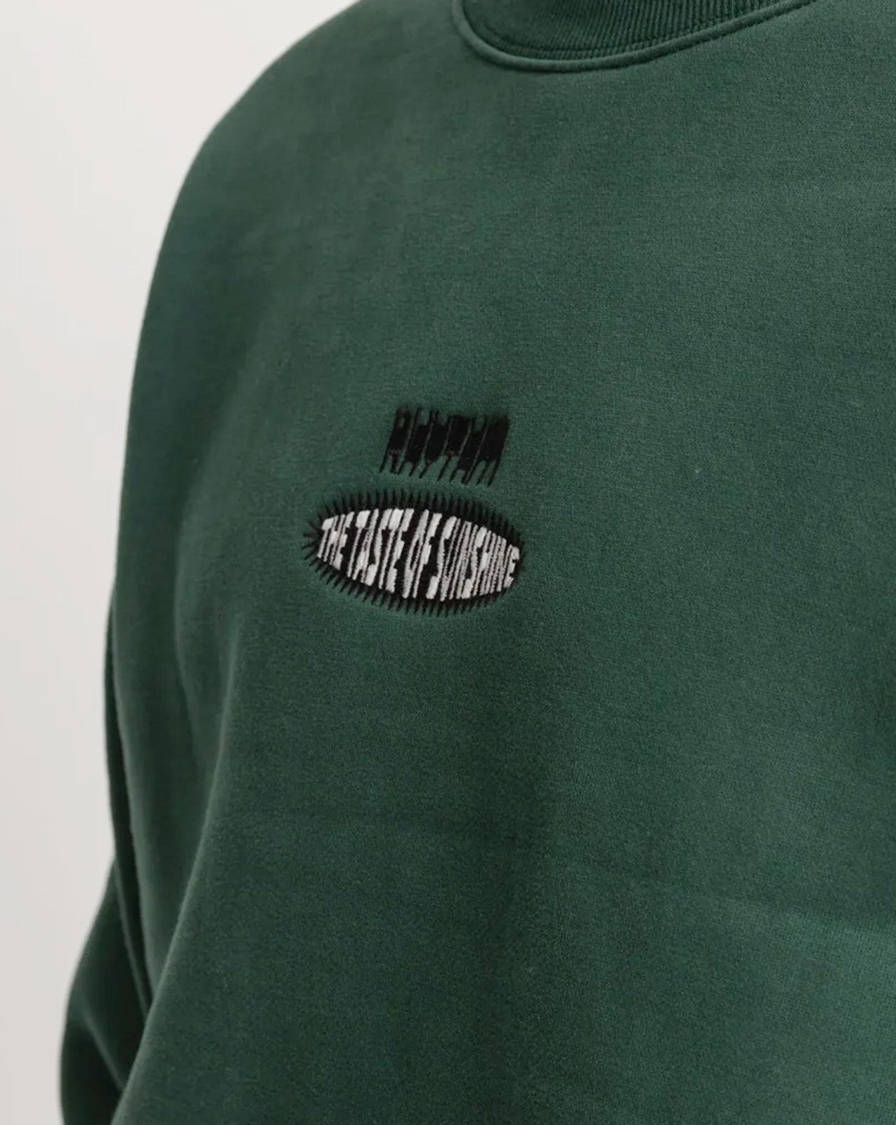 EMBROIDERED FLEECE CREW - PINE