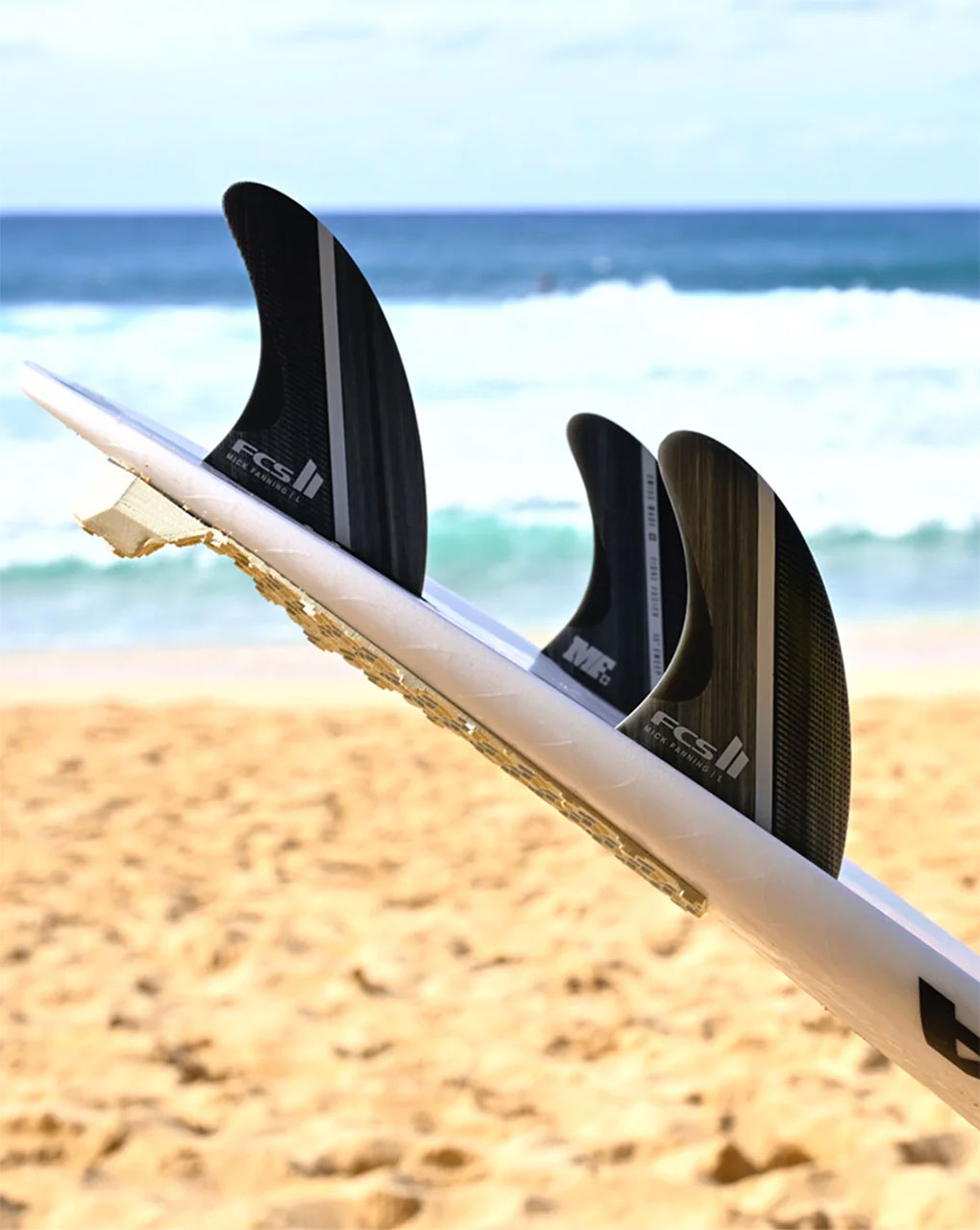 FCS II MF / MICK FANNING GLASS FIBER FUSION MEDIUM TRI FIN - SMOKE/WHITE